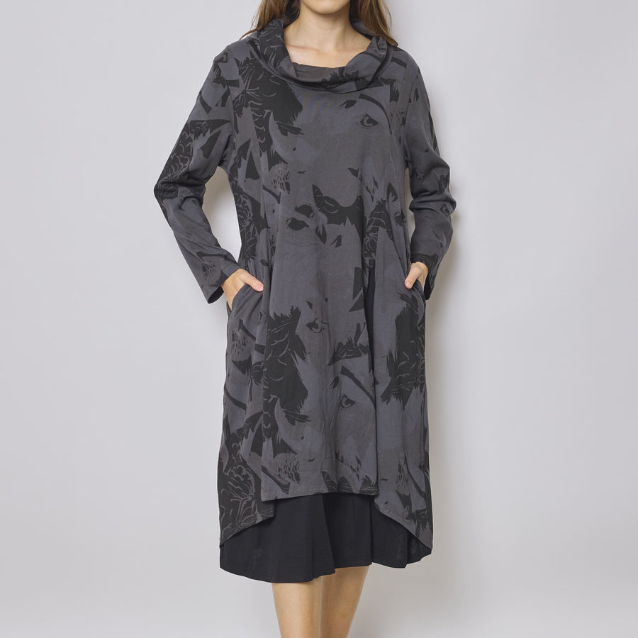 Vestido largo con cuello alto y estampado de águila