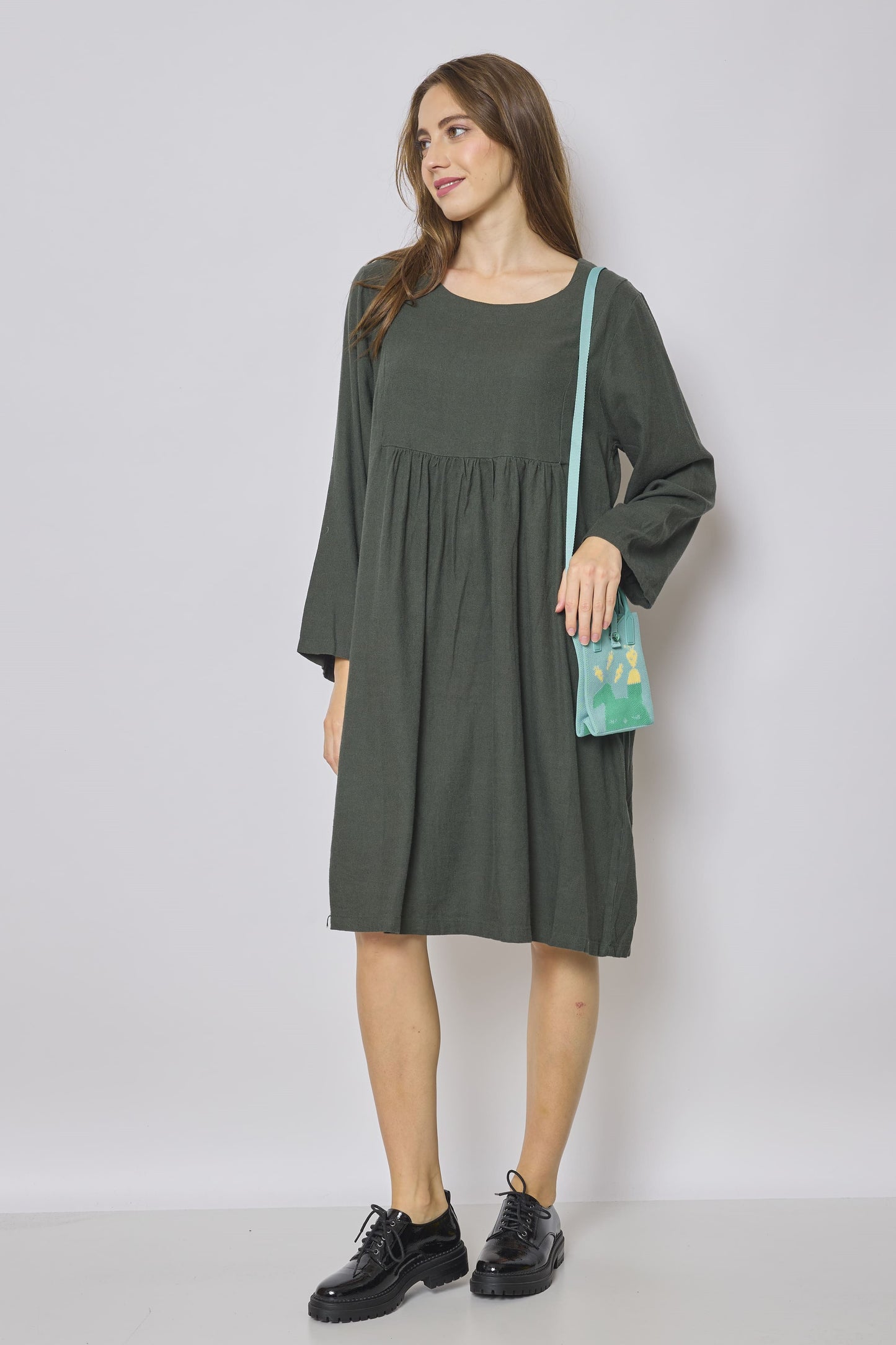 Robe verte mi-longue en coton et lin