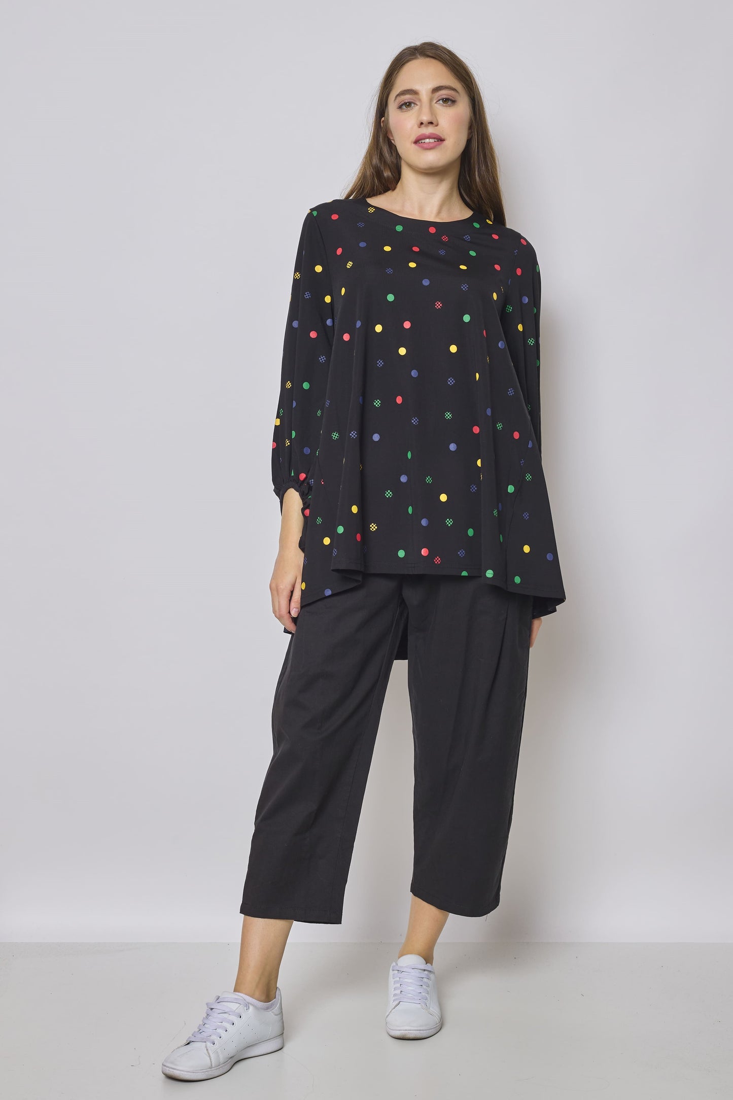 Blusa con maniche a sbuffo e pois colorati