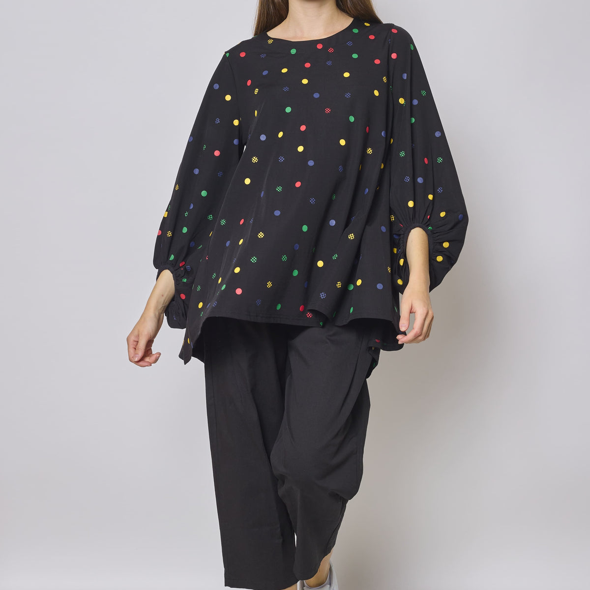 Bluse mit Puffärmeln und farbigen Punkten