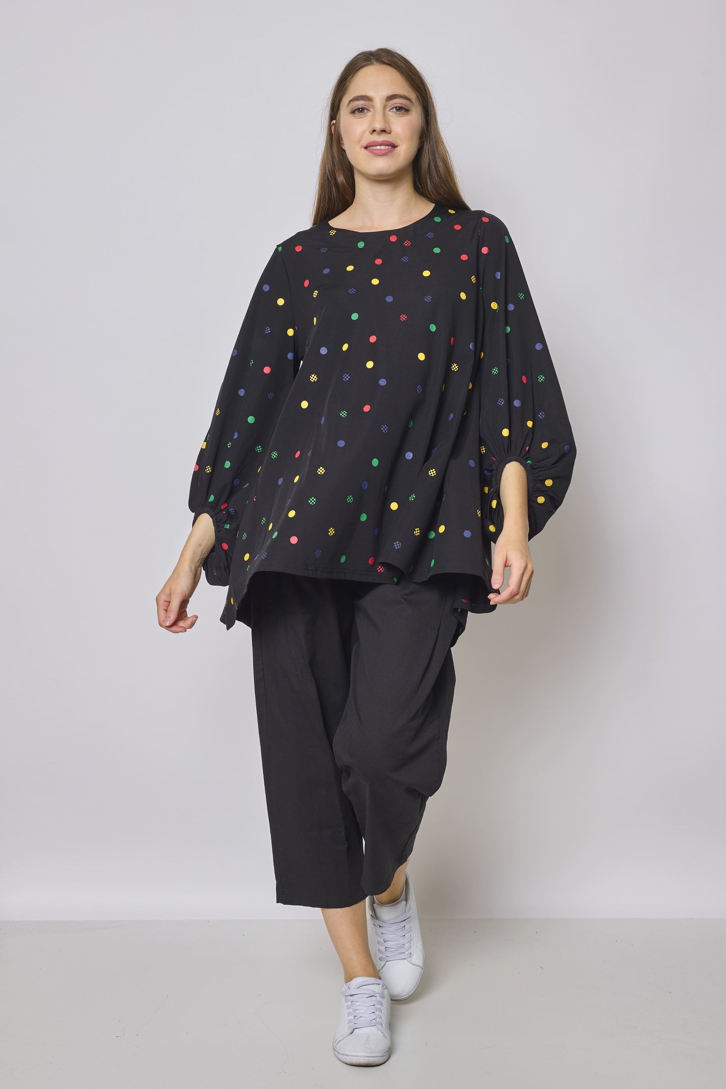 Blusa con maniche a sbuffo e pois colorati