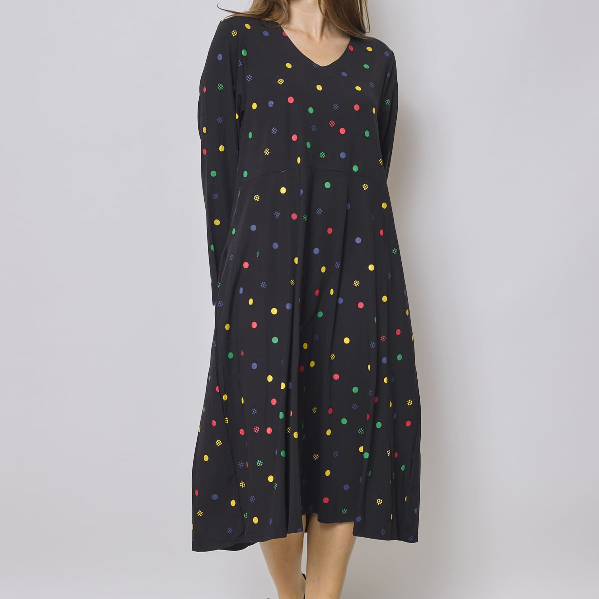 Robe longue noire à pois colorés