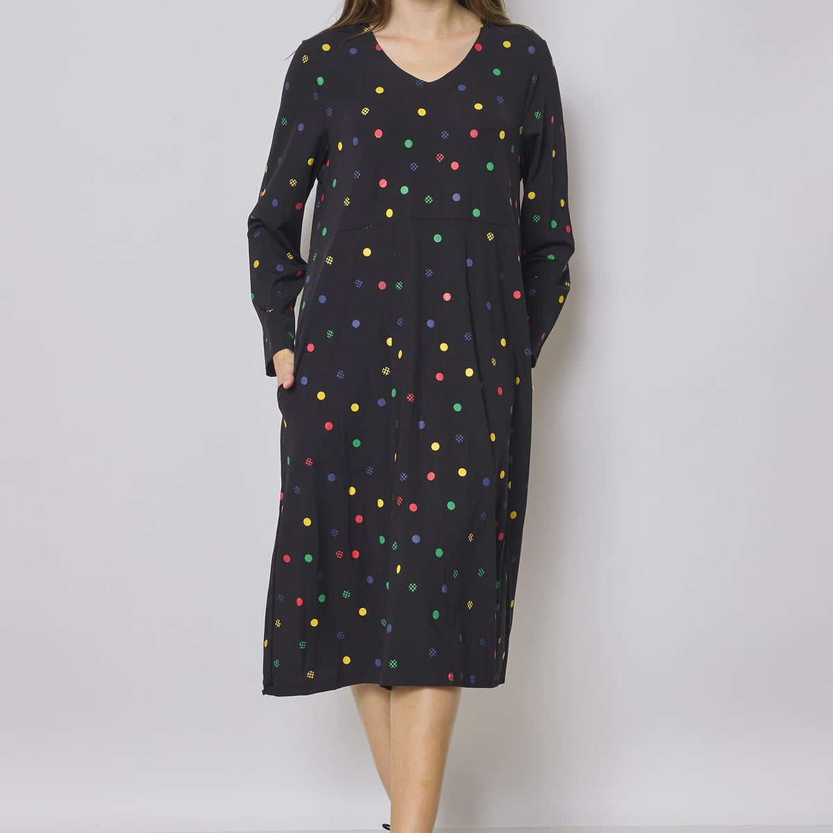 Robe longue noire à pois colorés