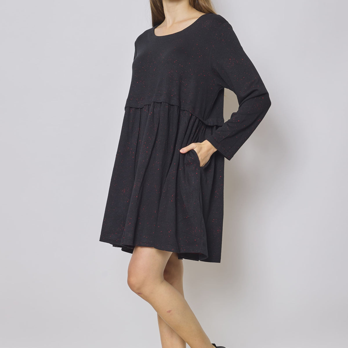 Robe tunique noire aux touches rouges