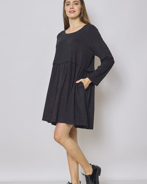 Robe tunique noire aux touches rouges