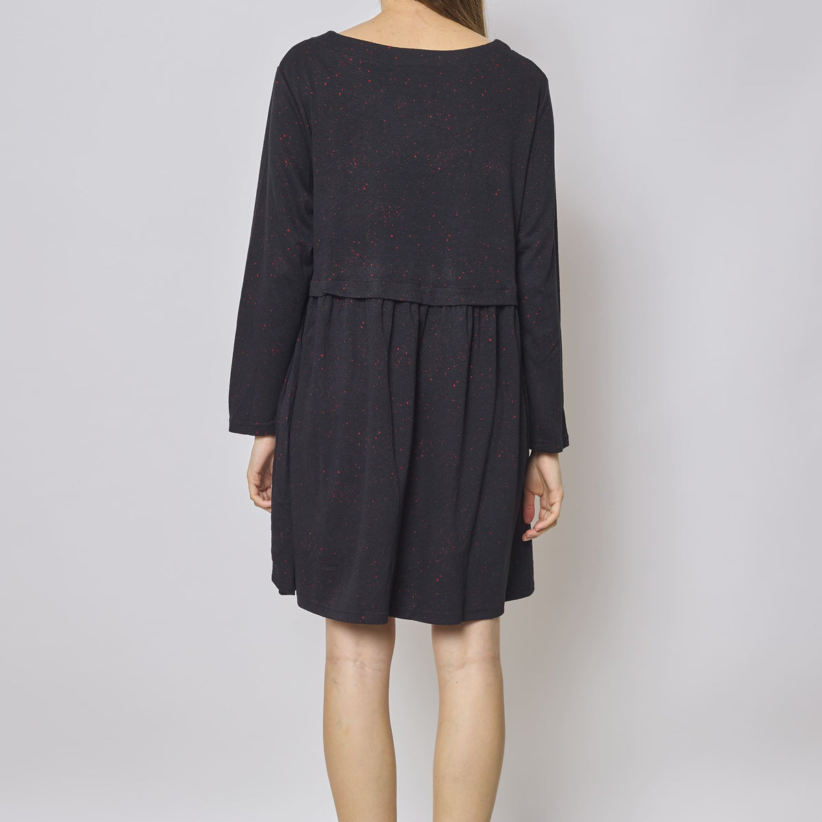 Robe tunique noire aux touches rouges