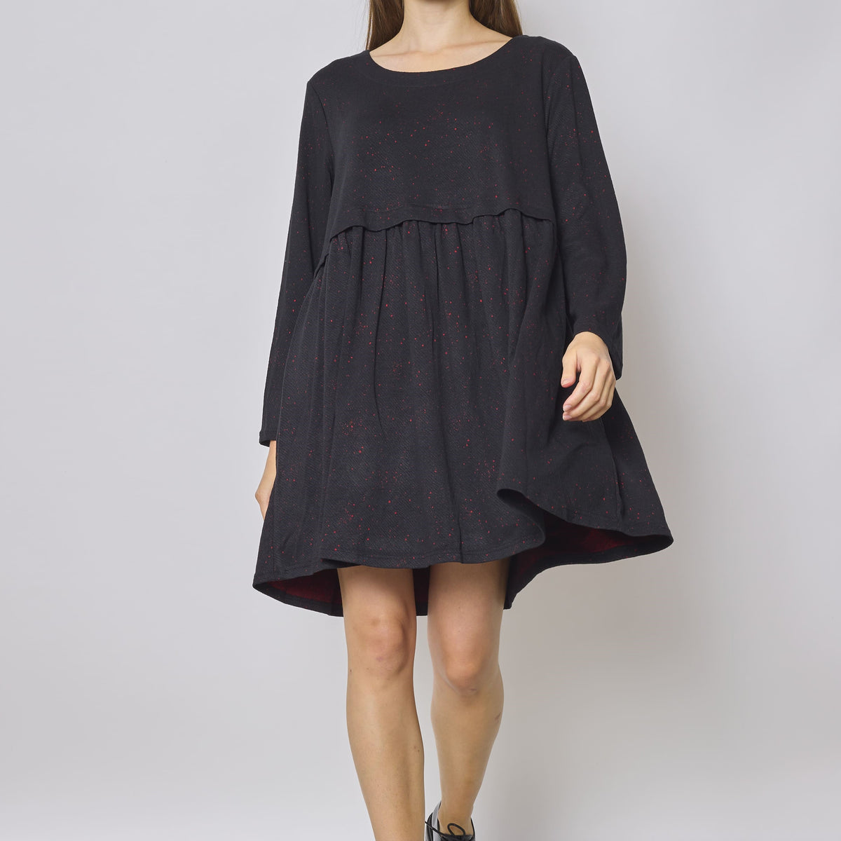 Robe tunique noire aux touches rouges