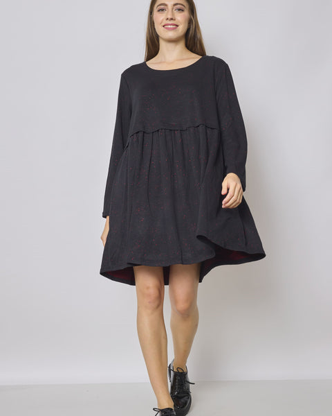 Robe tunique noire aux touches rouges