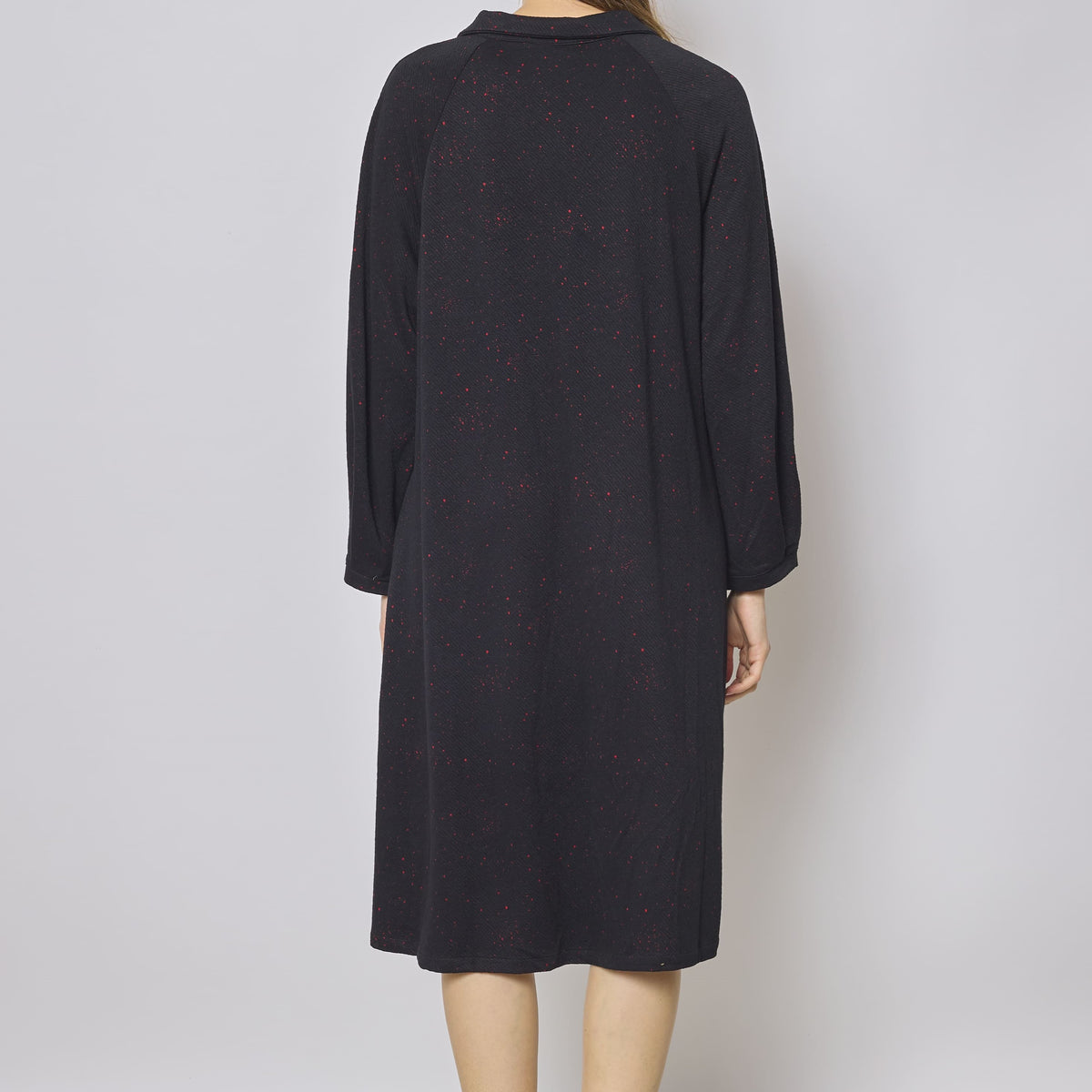 Chemise longue noire épaisse aux touches rouges