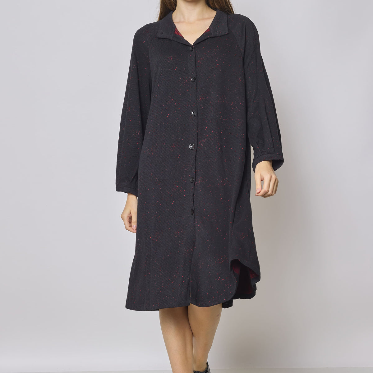 Chemise longue noire épaisse aux touches rouges