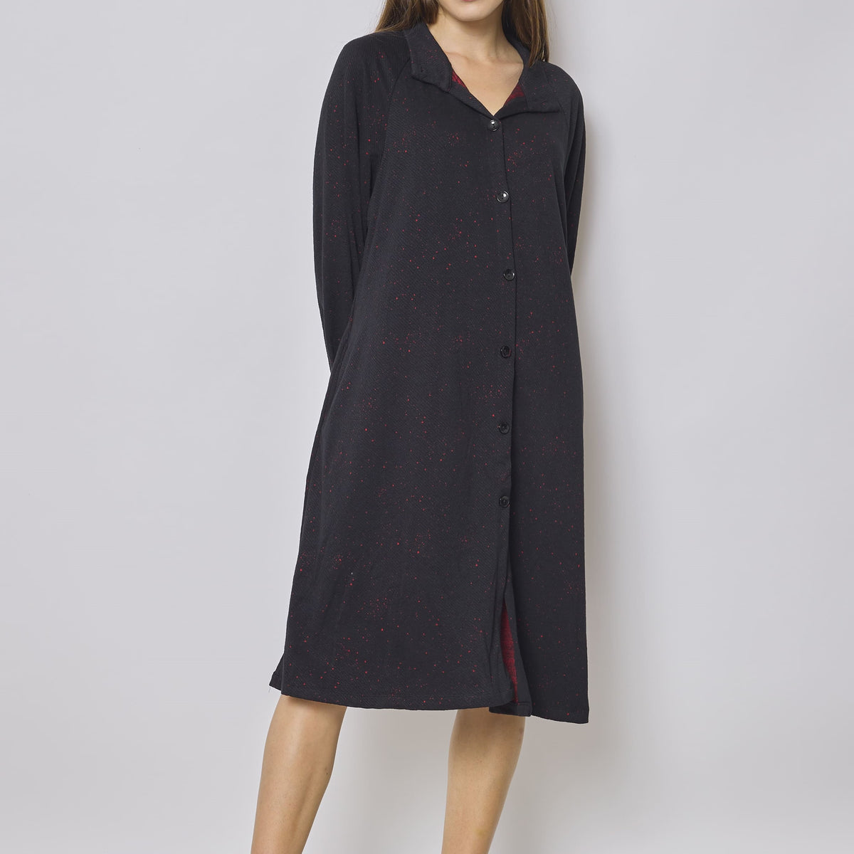 Chemise longue noire épaisse aux touches rouges