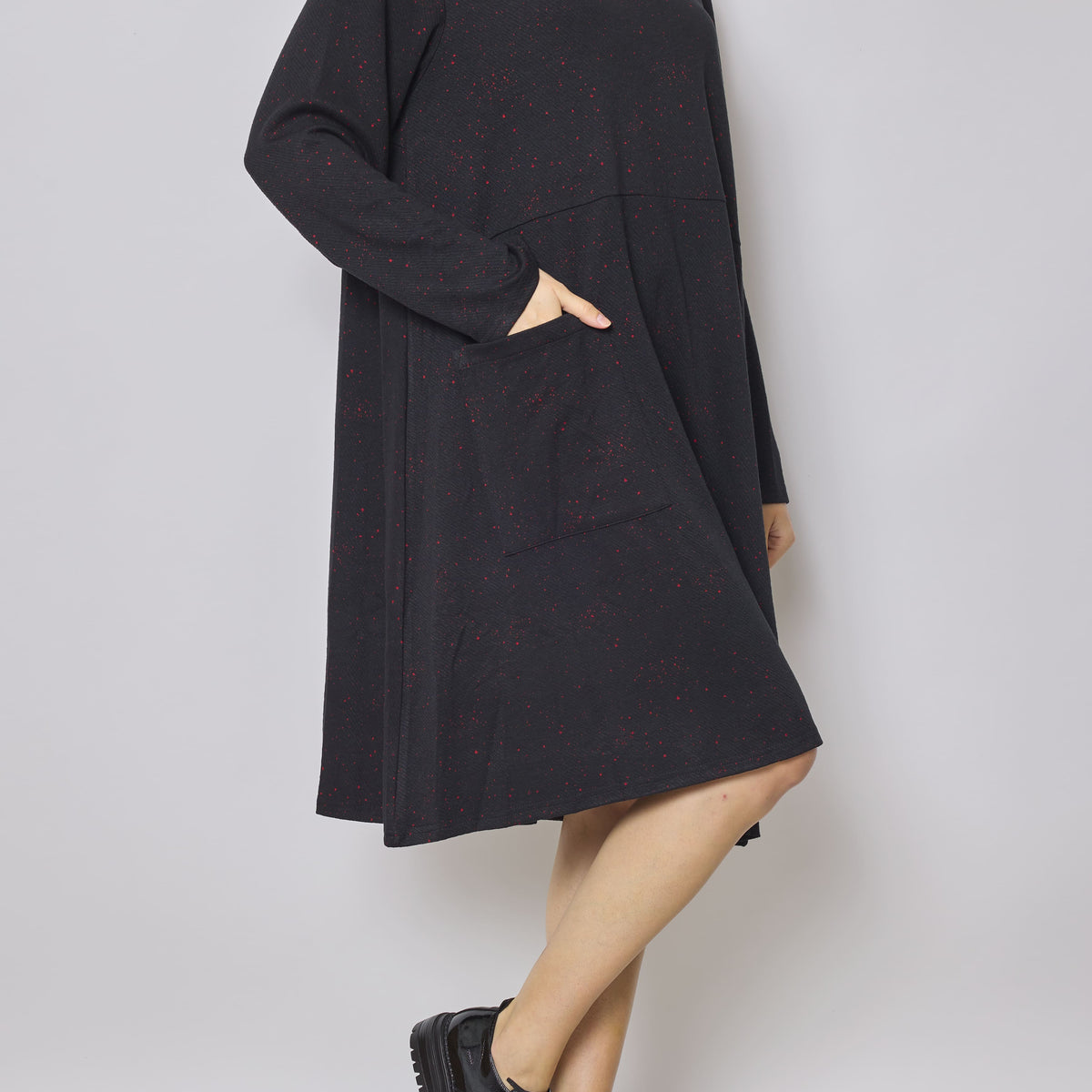 Robe mi longue noire épaisse aux touches rouges