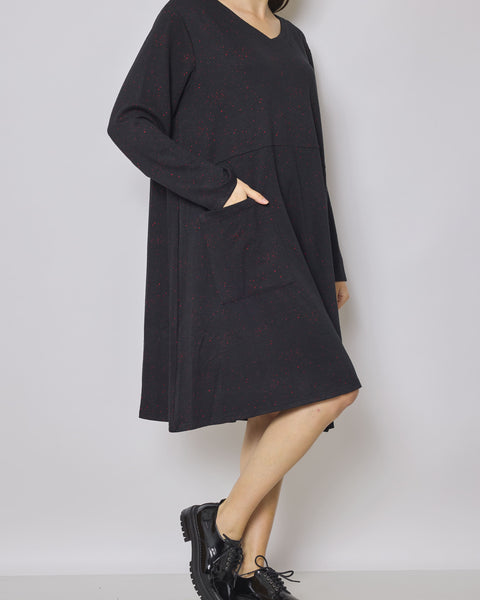Robe mi longue noire épaisse aux touches rouges