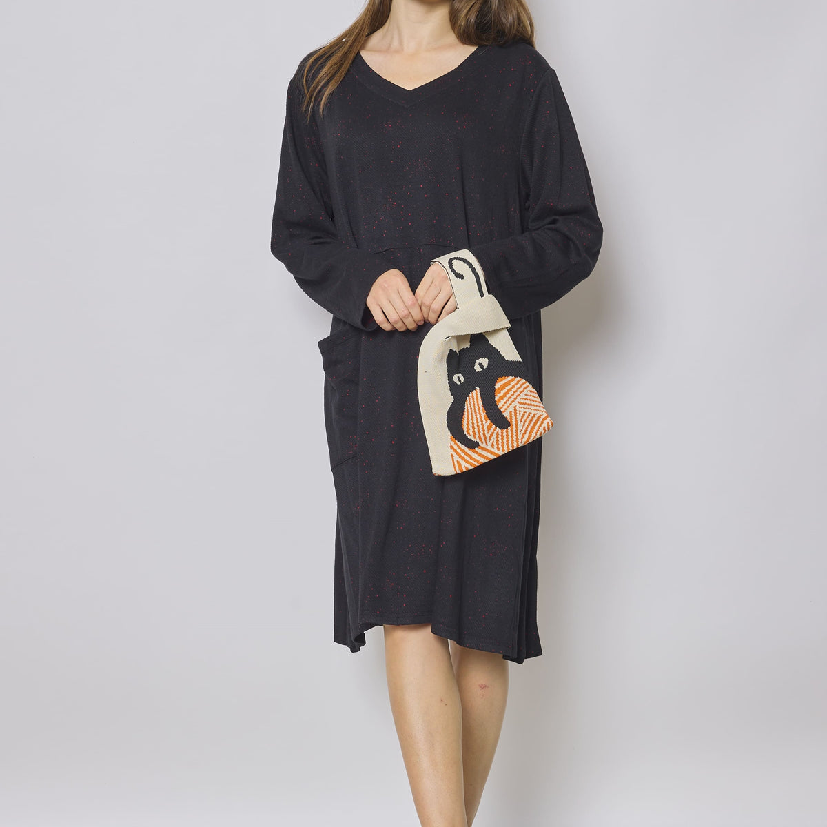 Robe mi longue noire épaisse aux touches rouges