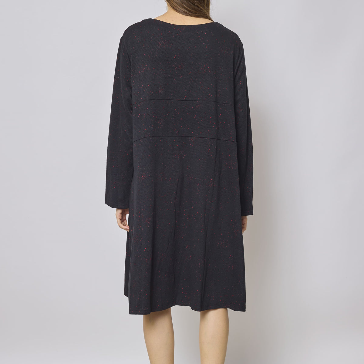 Robe mi longue noire épaisse aux touches rouges