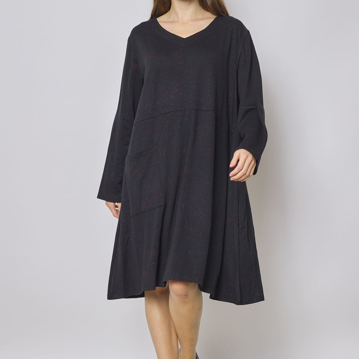 Robe mi longue noire épaisse aux touches rouges