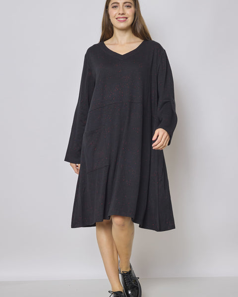 Robe mi longue noire épaisse aux touches rouges