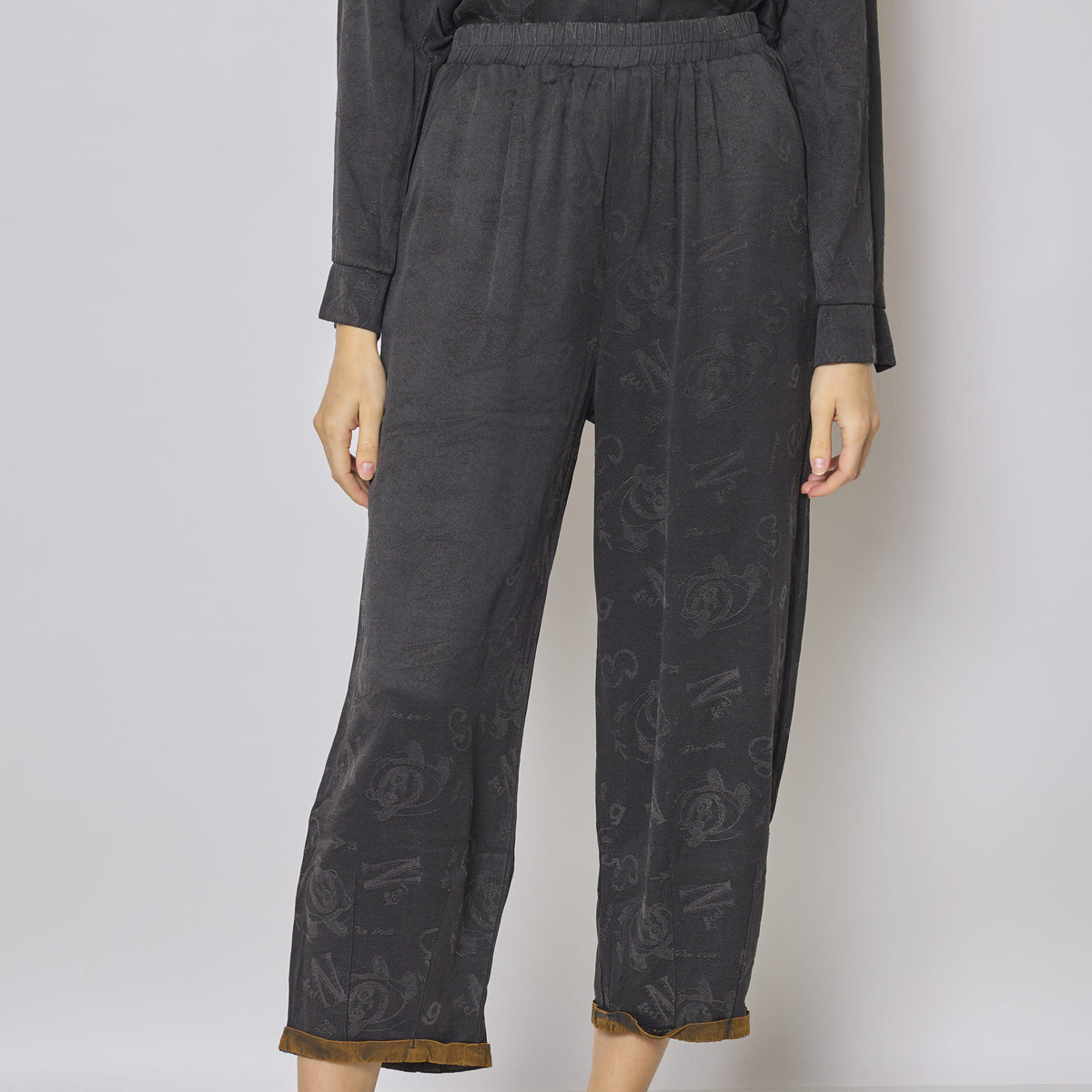 Pantalon fluide gris à motifs