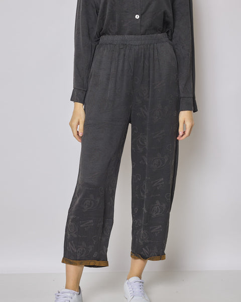 Pantalon fluide gris à motifs