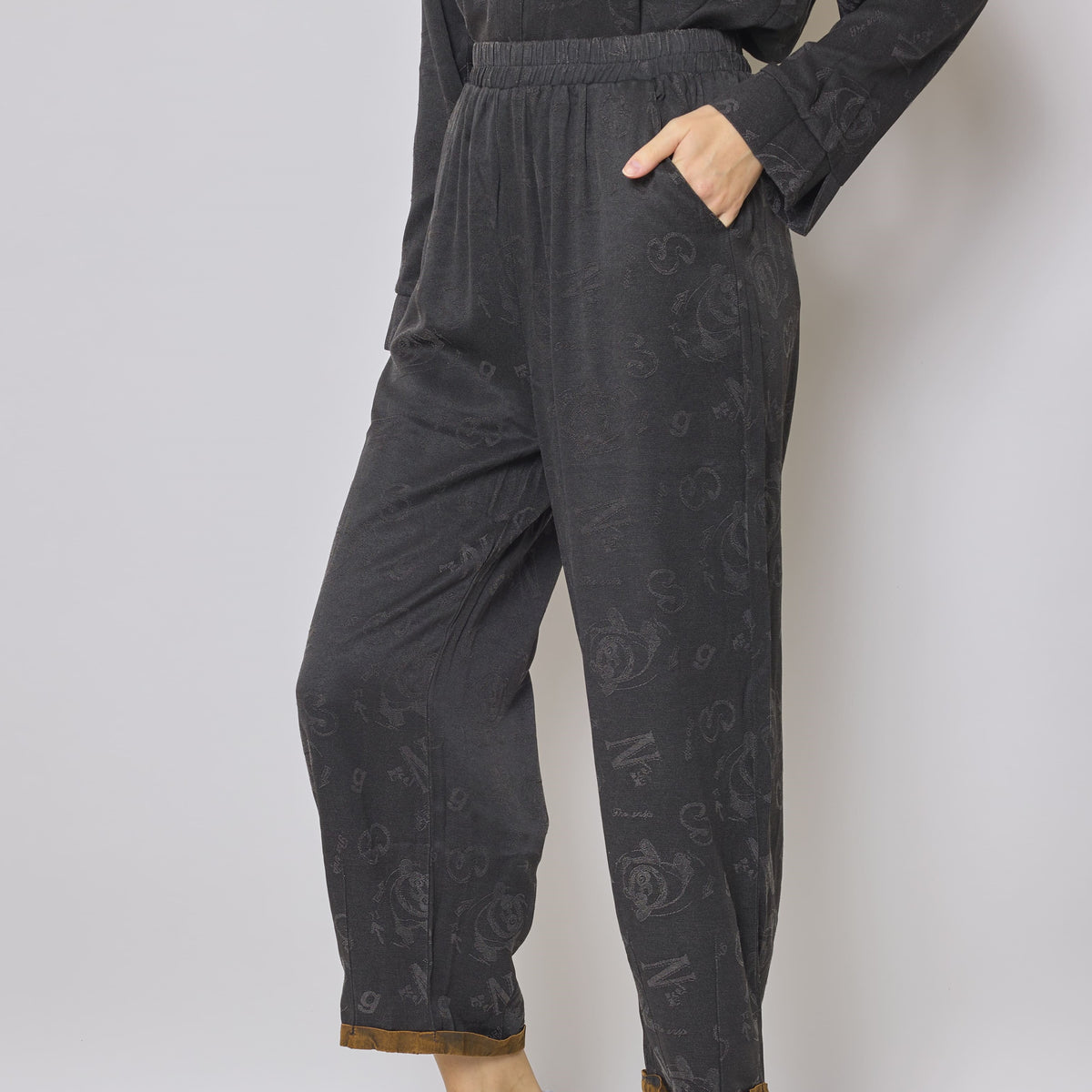 Pantalon fluide gris à motifs