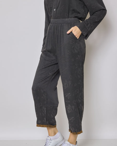 Pantalon fluide gris à motifs
