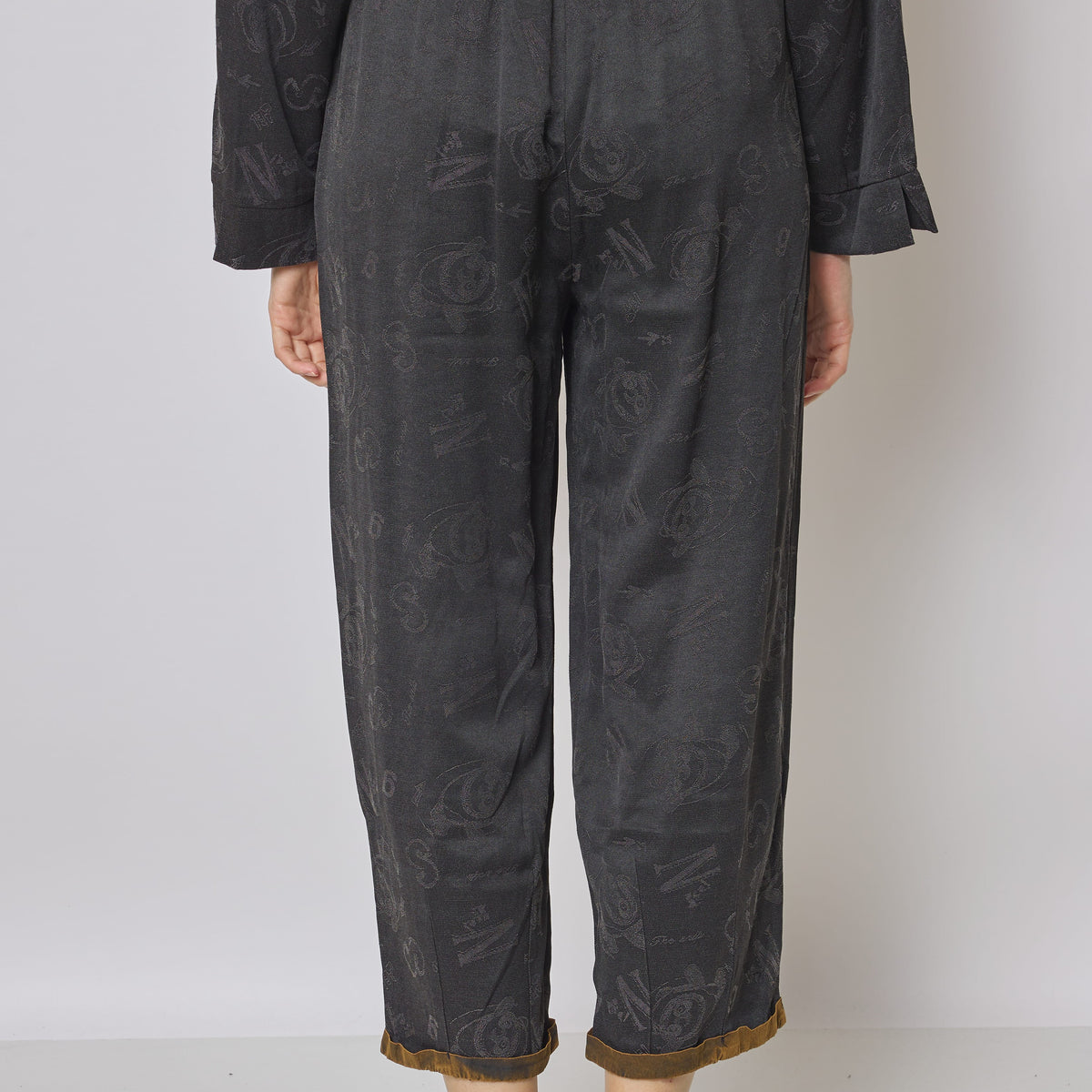 Pantalon fluide gris à motifs