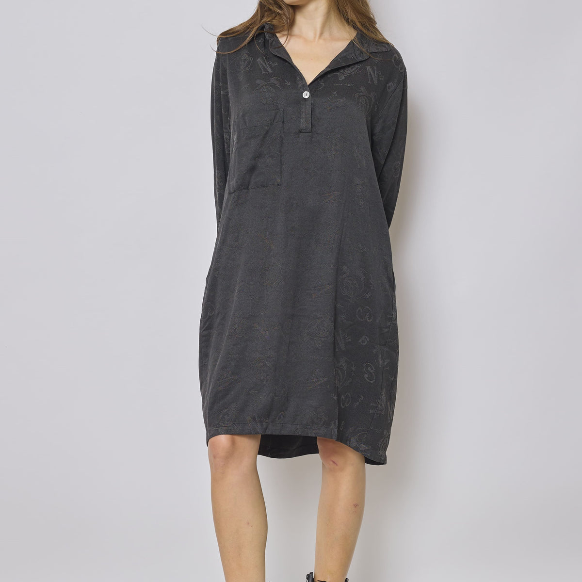 Abito grigio ampio di media lunghezza