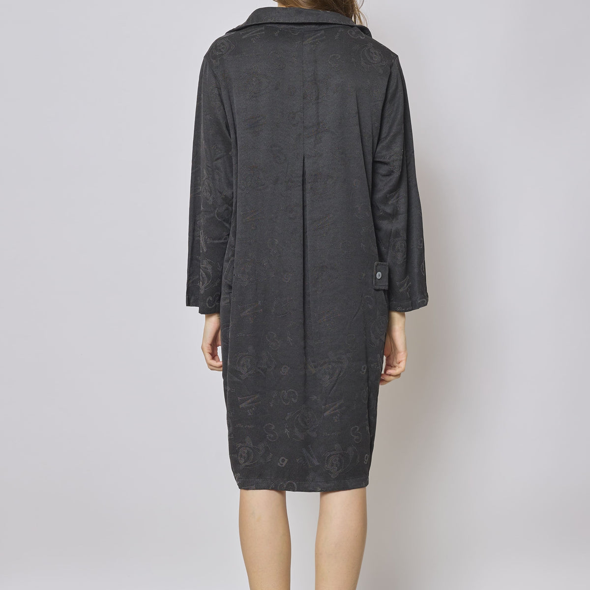 Abito grigio ampio di media lunghezza