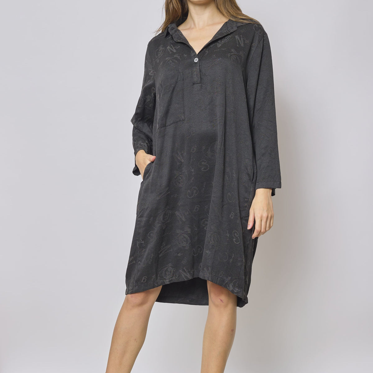 Abito grigio ampio di media lunghezza