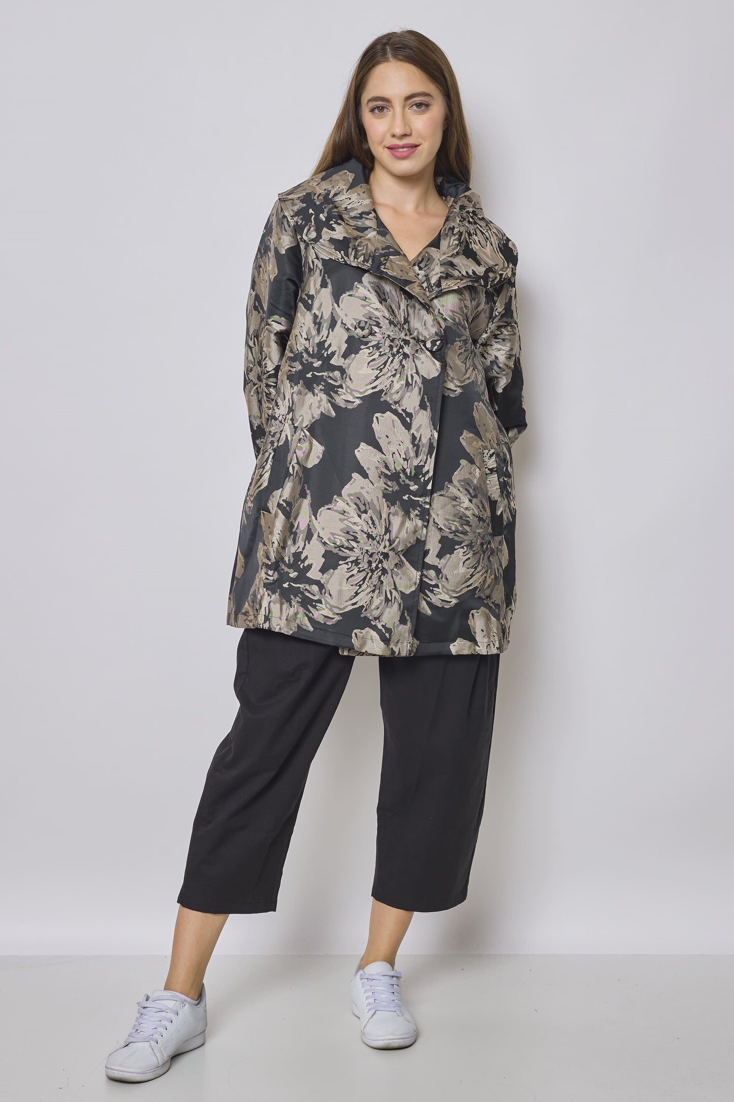 <tc>Black floral coat</tc>