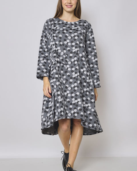 Robe grise à pois
