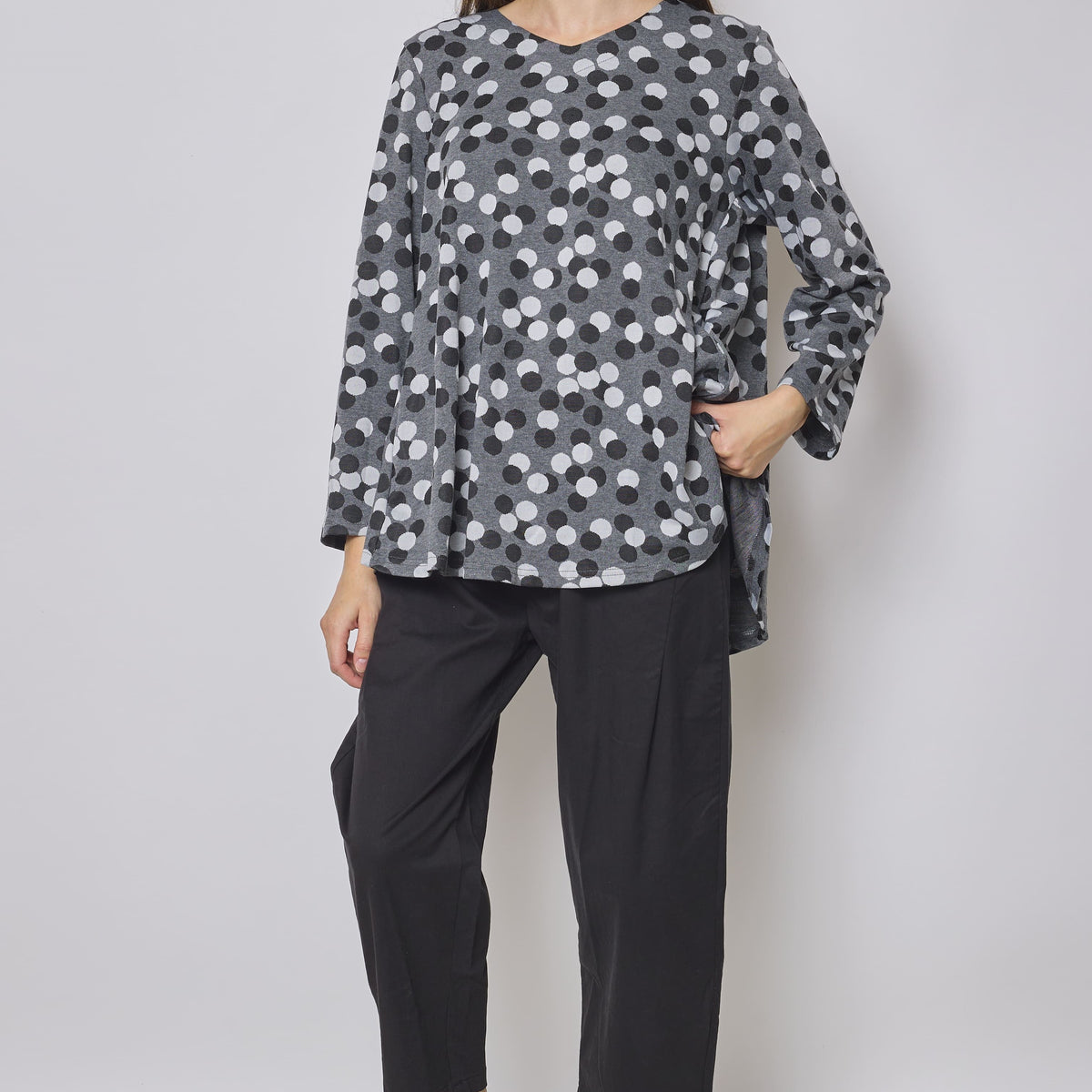 Blouse grise à pois