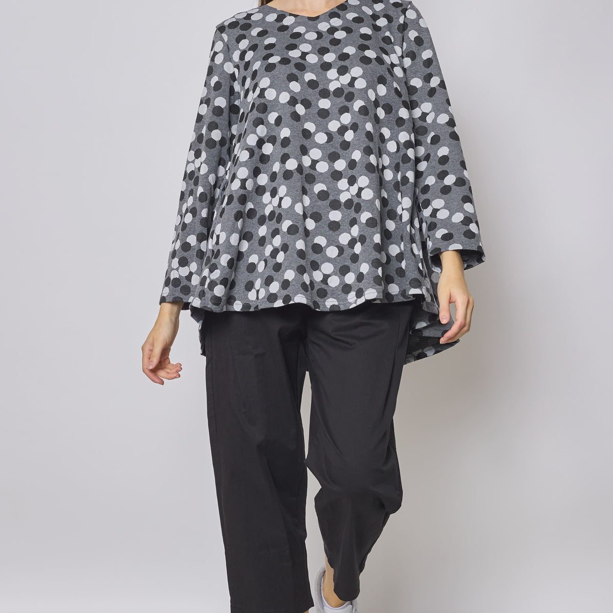 Blouse grise à pois