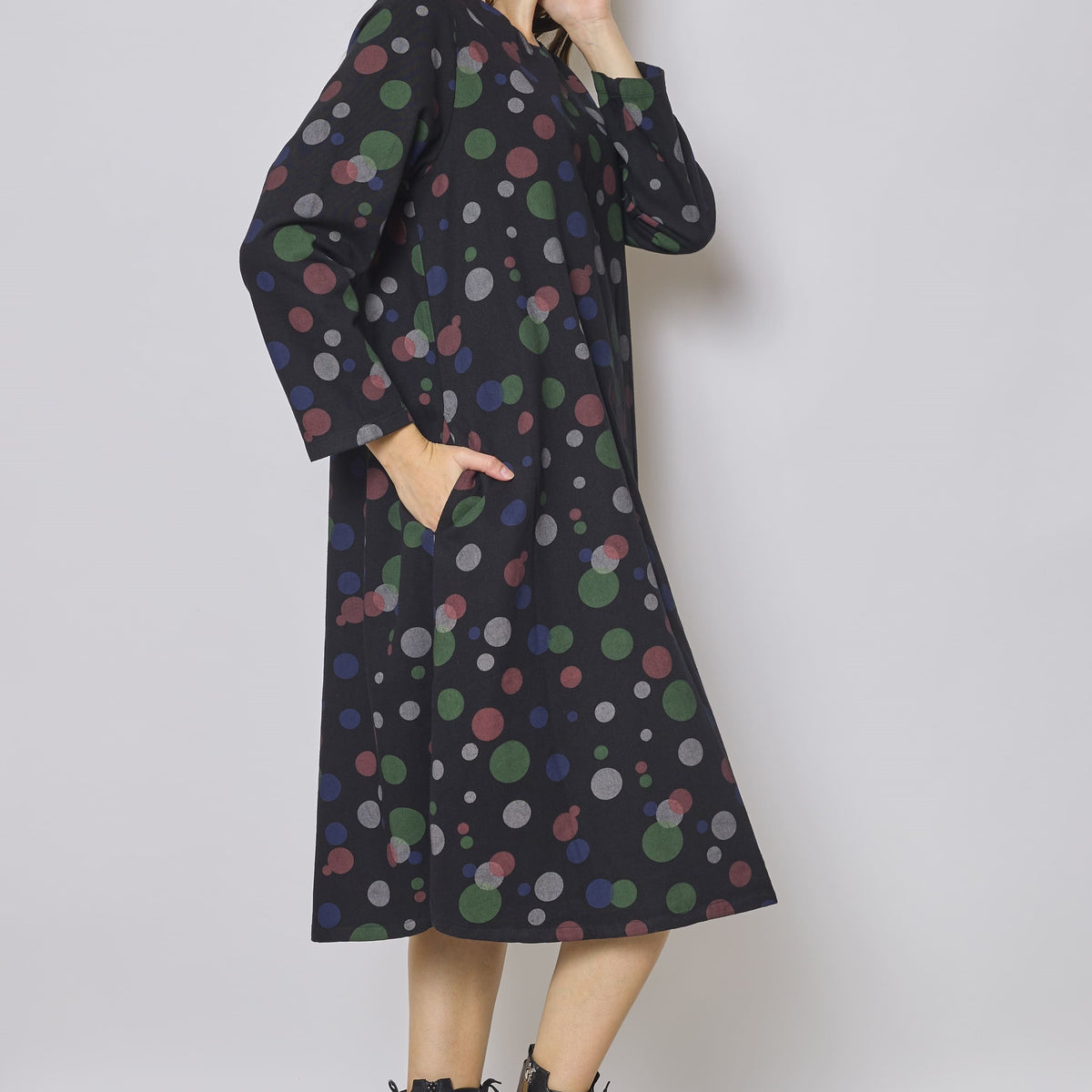 Robe longue noire à motifs ronds