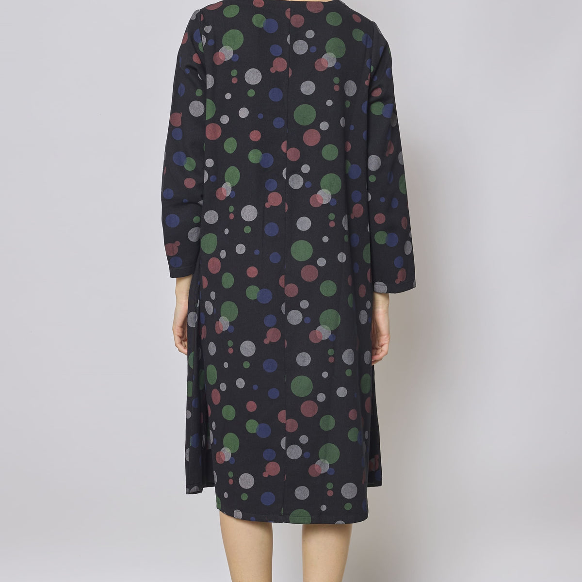 Robe longue noire à motifs ronds