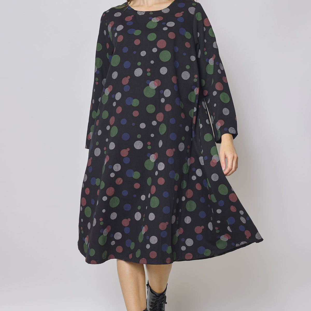 Robe longue noire à motifs ronds