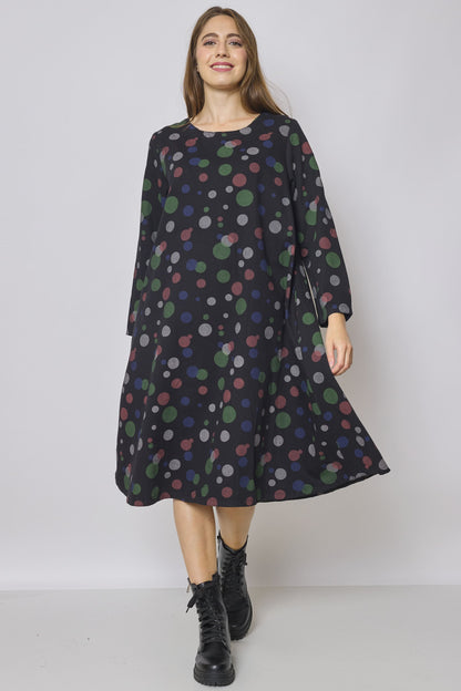 Robe longue noire à motifs ronds