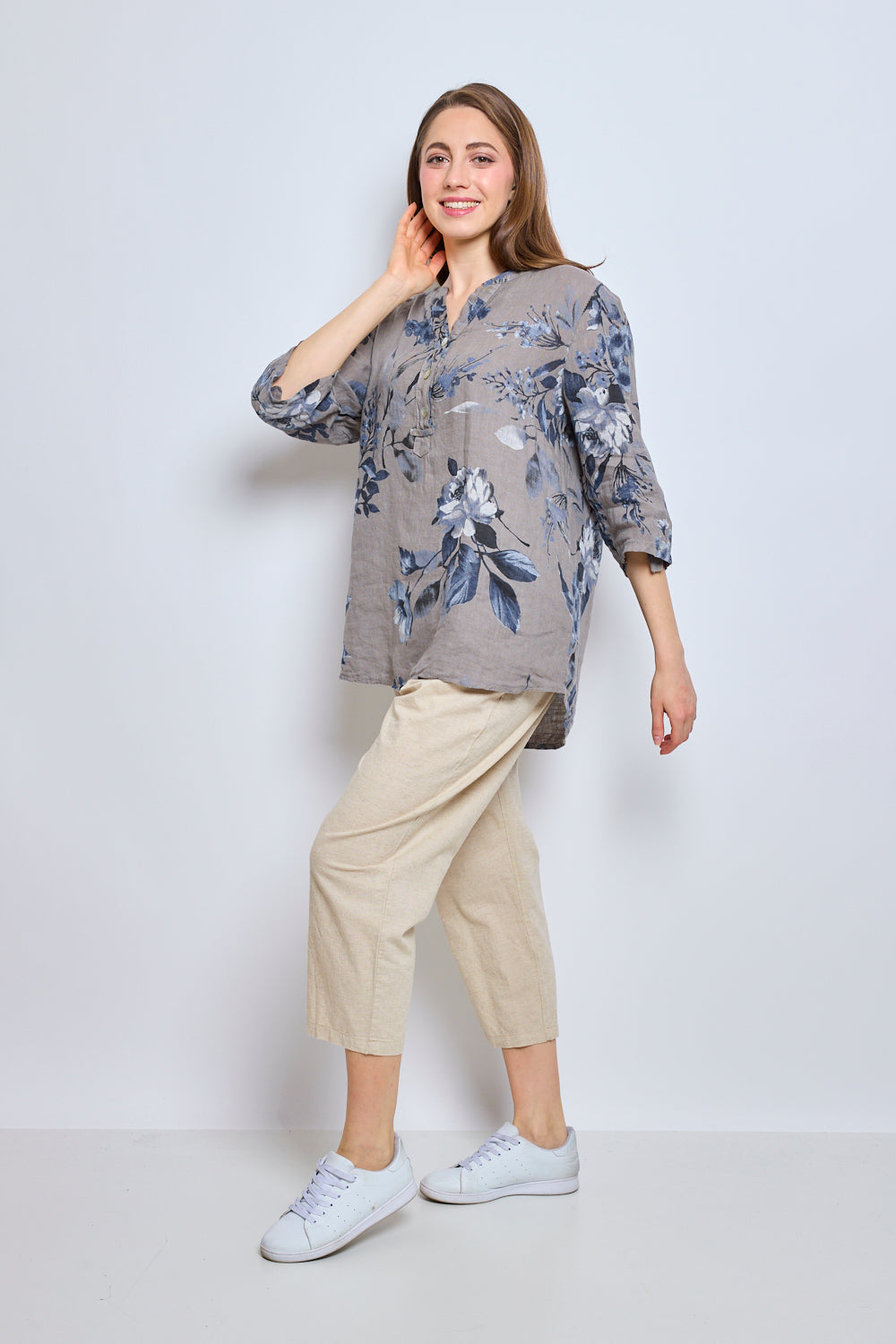 Blouse fleurie avec boutons et col effet cravate