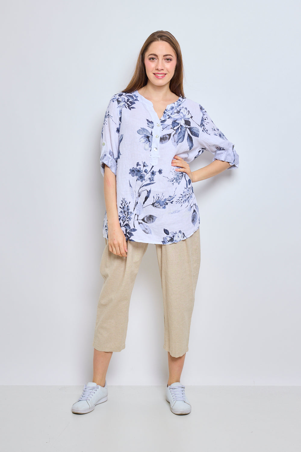 Blouse fleurie avec boutons et col effet cravate