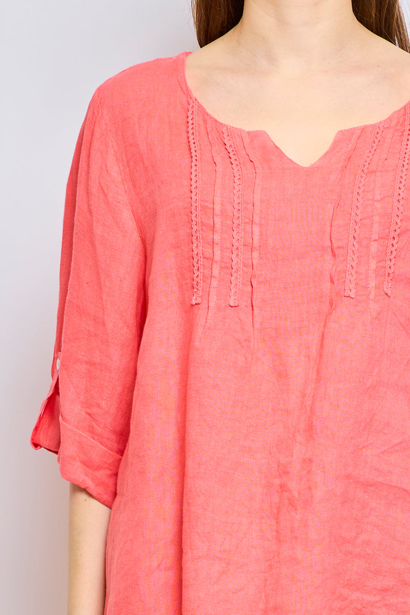 Top en lin avec col en V inversé et garniture brodée