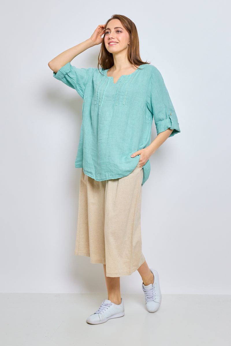 Top en lin avec col en V inversé et garniture brodée