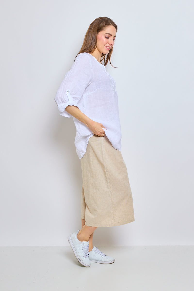 Top en lin avec col en V inversé et garniture brodée