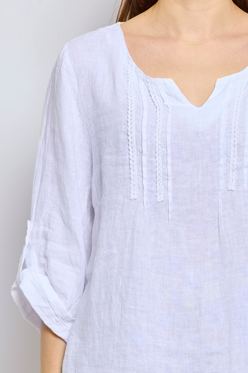 Top en lin avec col en V inversé et garniture brodée