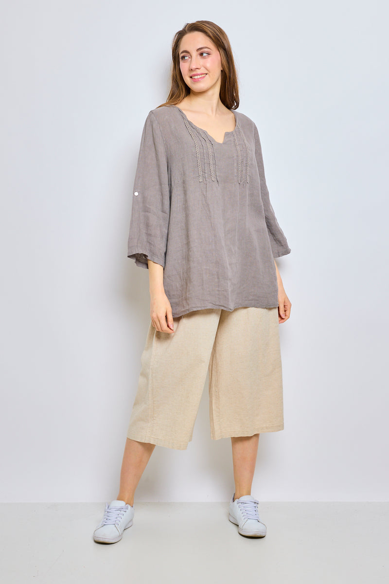 Top en lin avec col en V inversé et garniture brodée