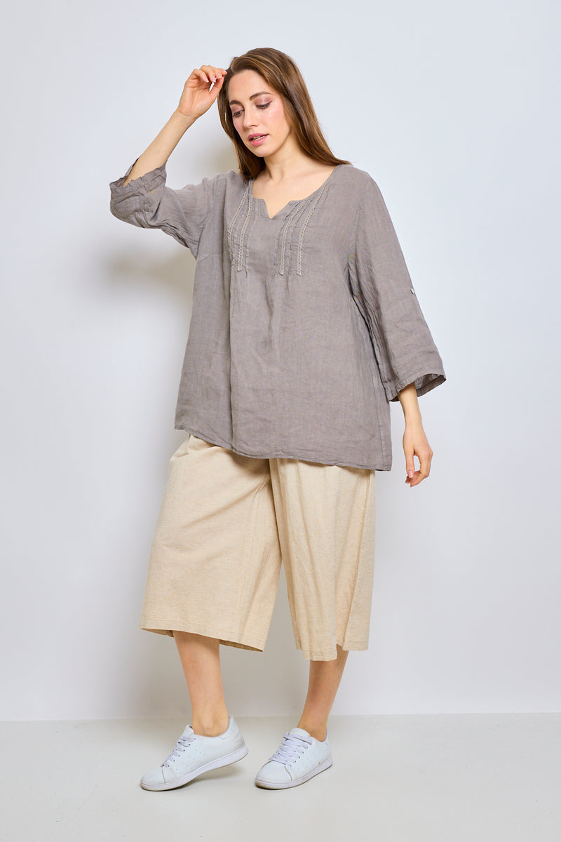 Top en lin avec col en V inversé et garniture brodée