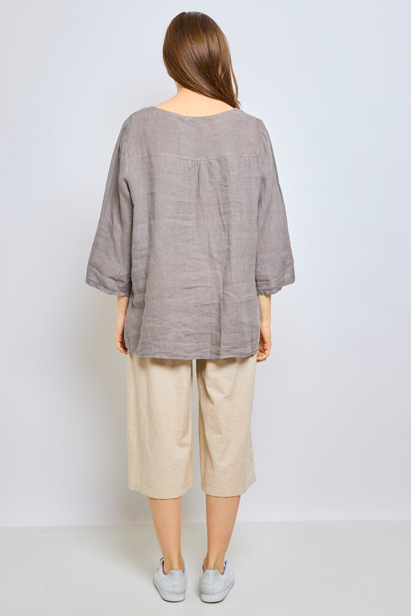 Top en lin avec col en V inversé et garniture brodée