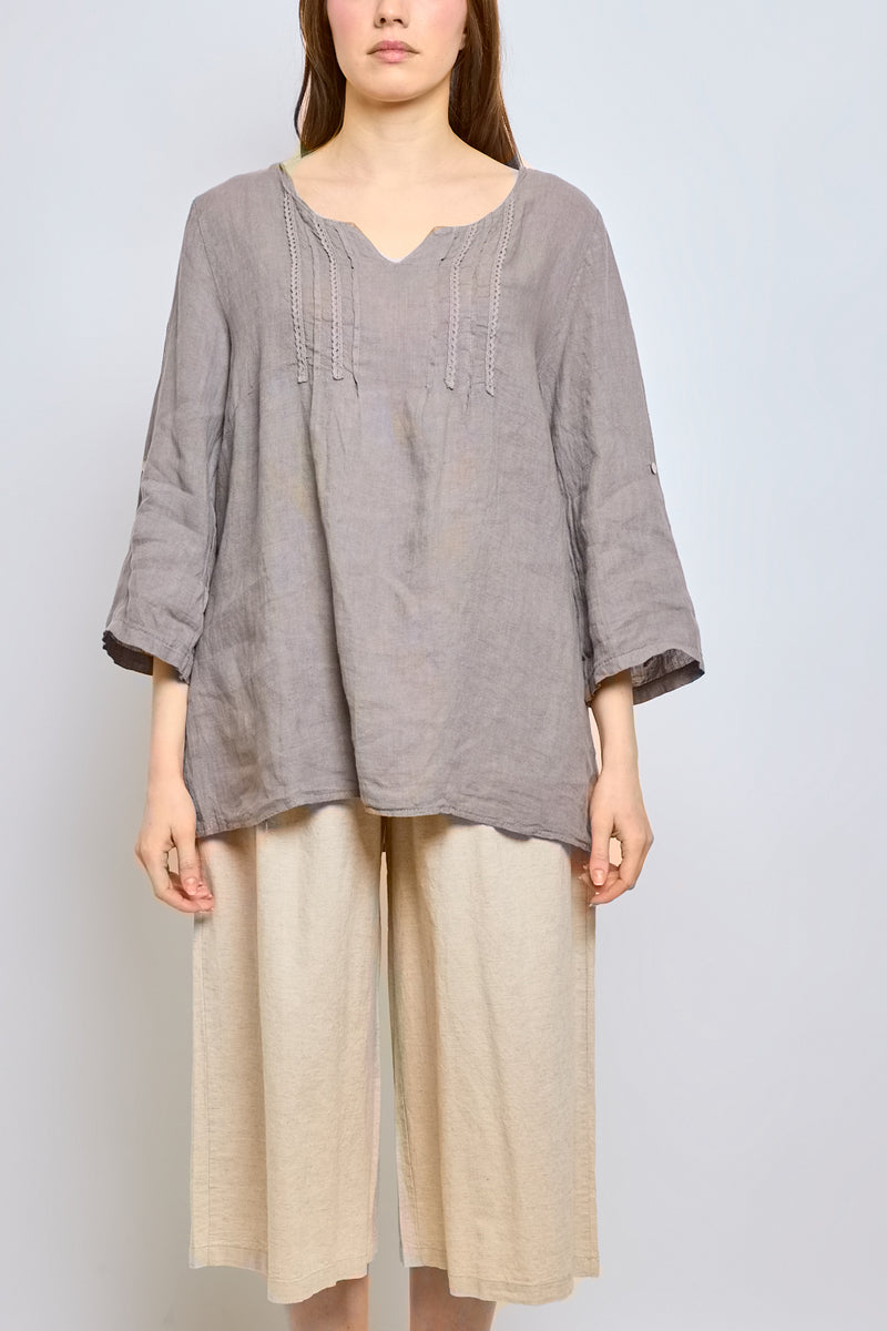 Top en lin avec col en V inversé et garniture brodée