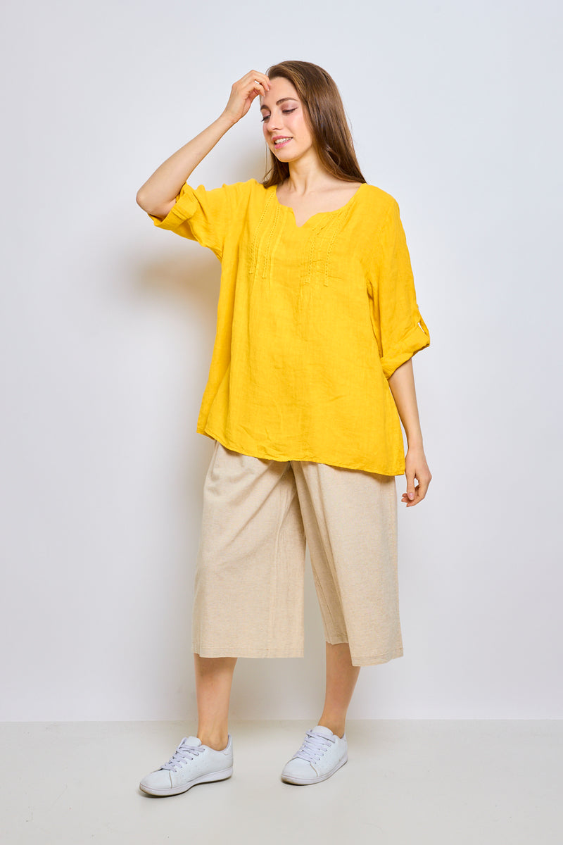 Top en lin avec col en V inversé et garniture brodée