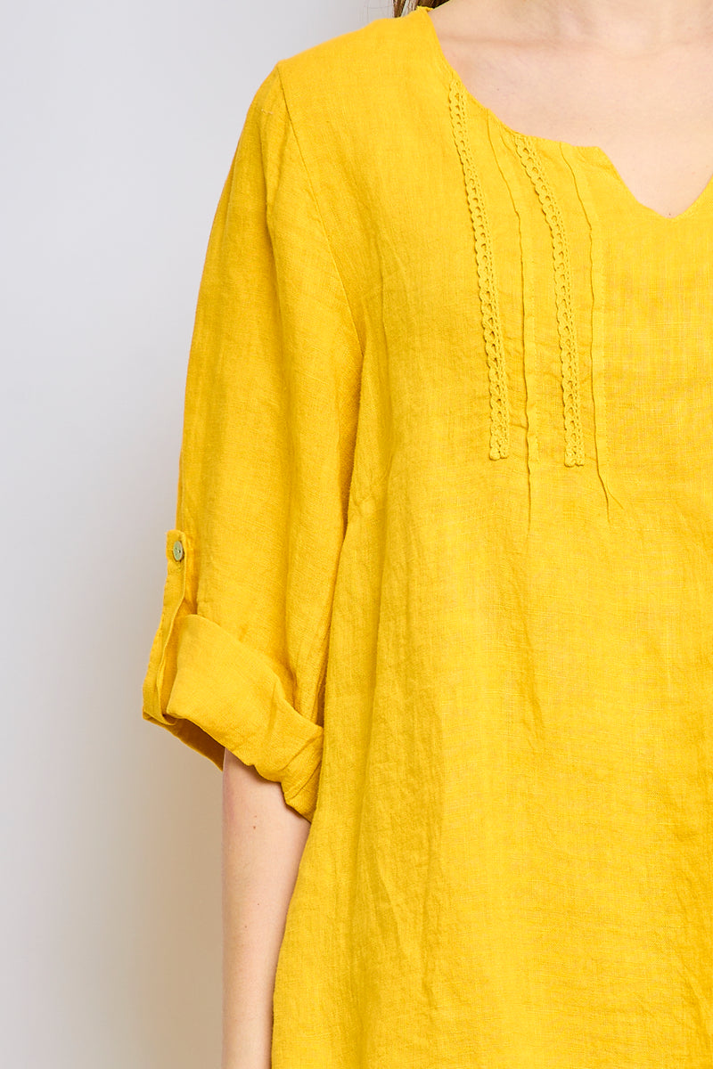 Top en lin avec col en V inversé et garniture brodée