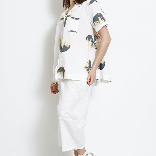 Blusa a camicia corta con motivi circolari sgargianti